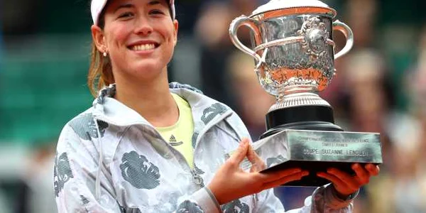 Garnione Muguruza se fotografiază cu trofeul Roland Garros FOTO Guliver Gettyimages