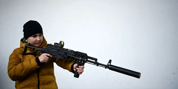 Femeile si copiii din Ucraina învăţaţi să ţină arma în mână. FOTO AFP