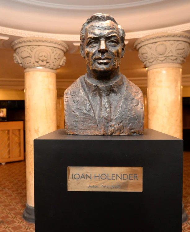 Ioan Holender are bust la Timișoara FOTO Opera Națională Română Timișoara