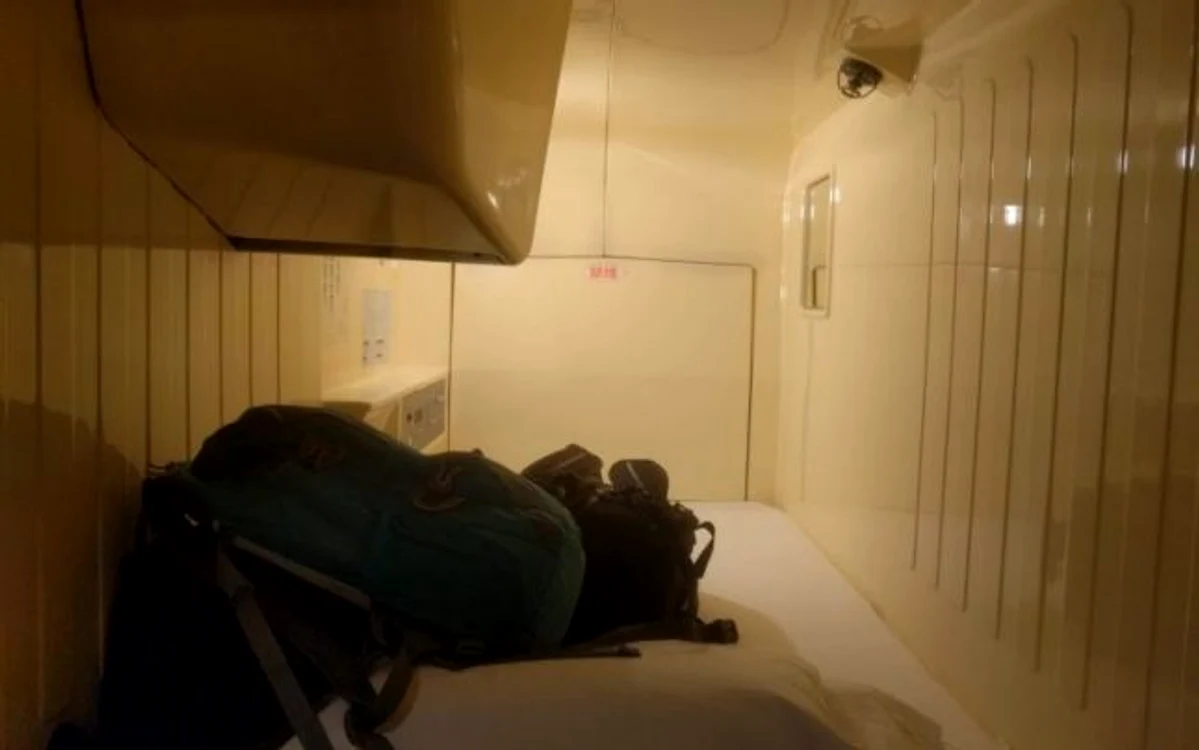 Hotel - capsulă în Tokyo - pare mic de afară dar în interior pare confortabil Foto Arhiva personală Alexandra Lopotaru