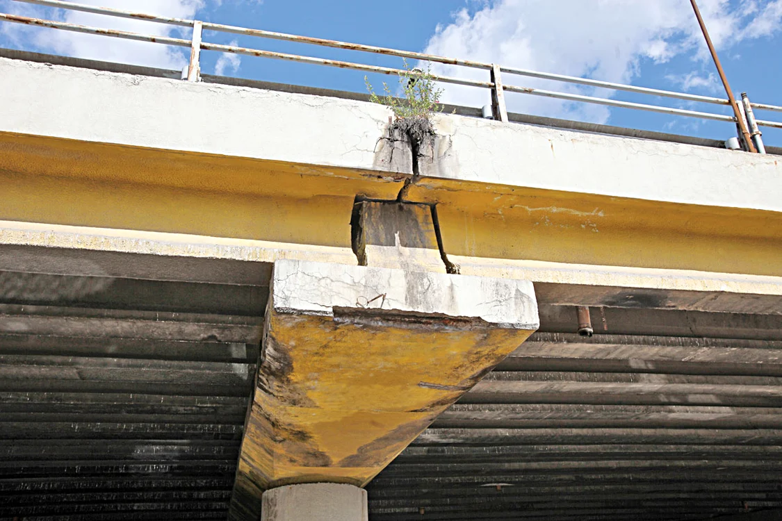 Septembrie 2018 - Structura de beton și  rosturile de dilatație ale  pasajului erau adevărate  capcane rutiere 