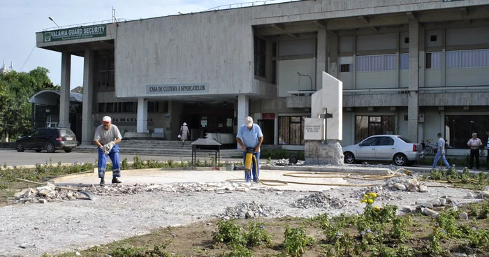 Monumentul Eroilor Revoluţiei îşi schimbă locaţia foto: Claudiu Dumitrache