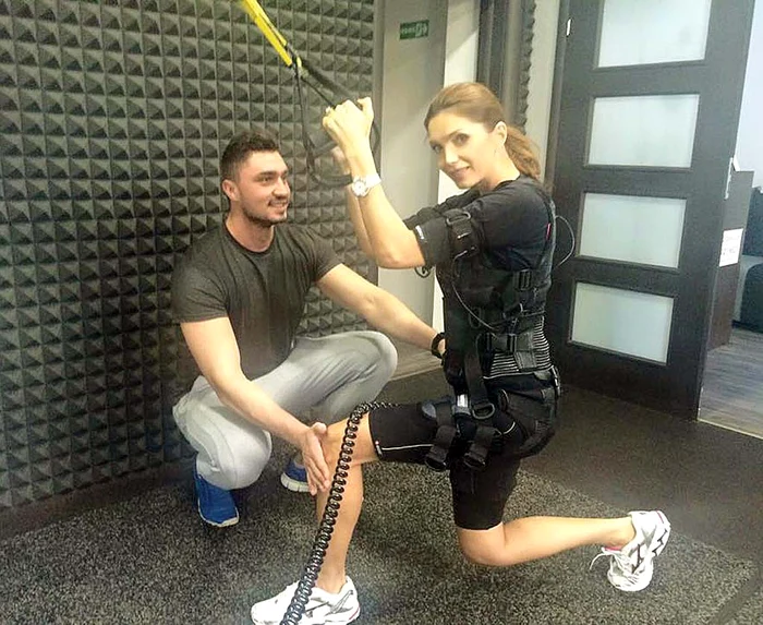 
    Cristina îşi remodelează  trupul cu ajutorul  unui aparat de  electrostimulare  