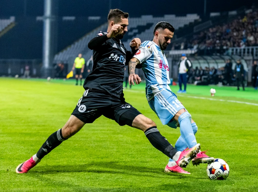 Nicolae Daniel Pirvulescu si Dorin Marian Codrea își dispută balonul