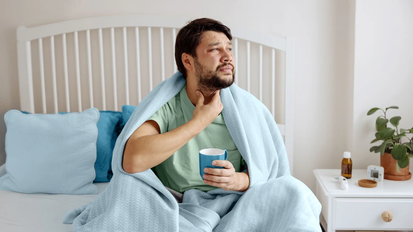 Bărbat care suferă de durere de gât simptom comun alergiilor dar și Covid-19 Stratus EverydayHealth