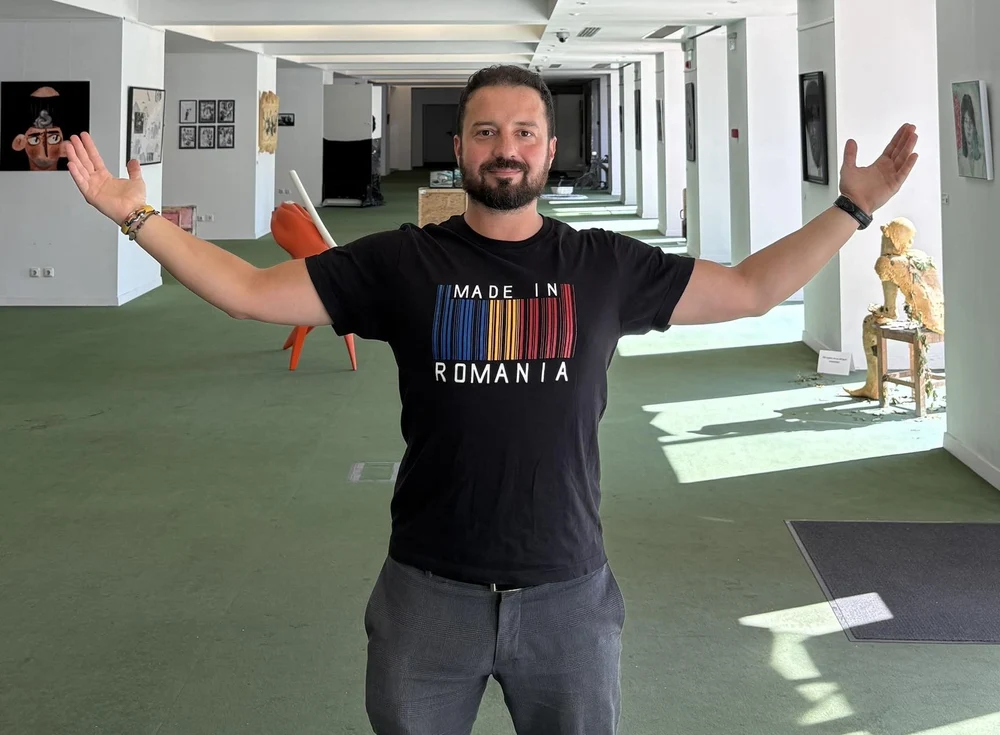 Manifestanții suveraniști, împiedicați de jandarmi să sară pe motociclistul Adrian Băzăvan, după ce acesta a proiectat celebra replică „Marș la Moscova” pe o clădire