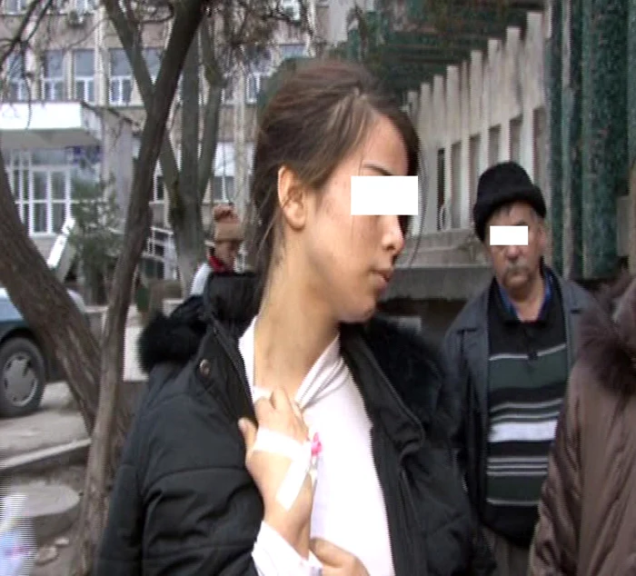 Fata agresată, la momentul externării din Spitalul nr. 1 din Craiova...