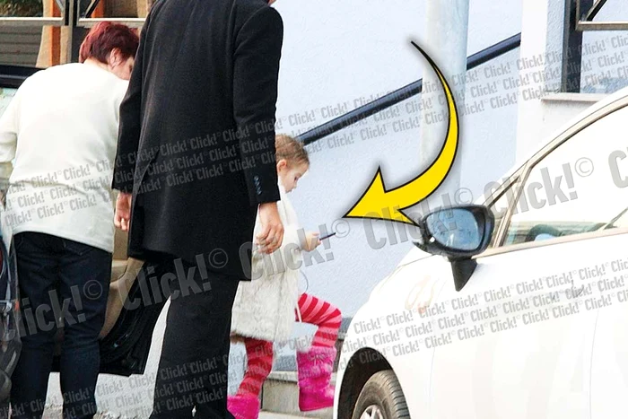 Fetiţa lui Irinel Columbeanu şi a Monicăi Gabor stă cu ochii în tabletă chiar şi când urcă scările (Fotografii: lexar)