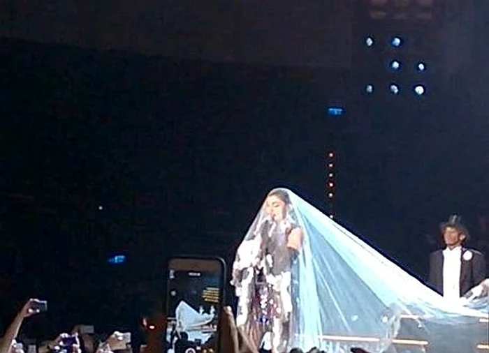 Madonna (57 de ani) a purtat un voal uriaș pe scenă