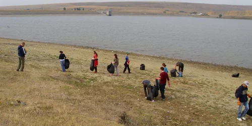 Membrii clubul Rotaract au făcut curăţenie pe lacul Mânjeşti