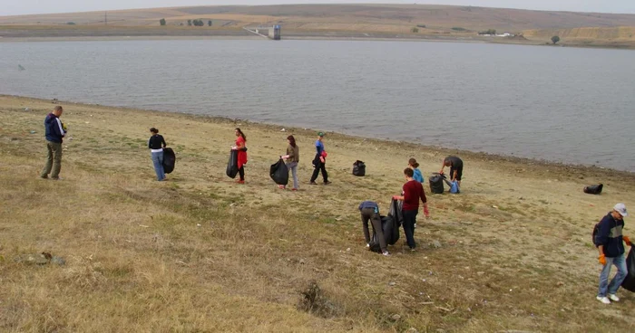 Membrii clubul Rotaract au făcut curăţenie pe lacul Mânjeşti