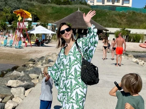 Adela Popescu, în costum de baie, la scurt timp după ce a născut a treia oarăFoto: Arhivă personală