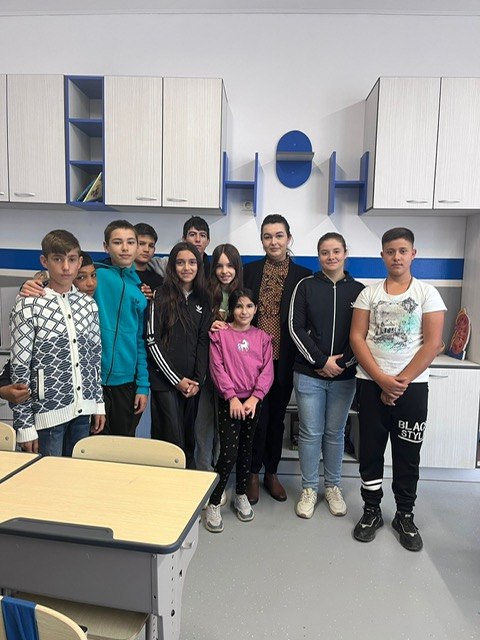 O școală săracă renăscută sub conducerea unei tinere directoare bune.