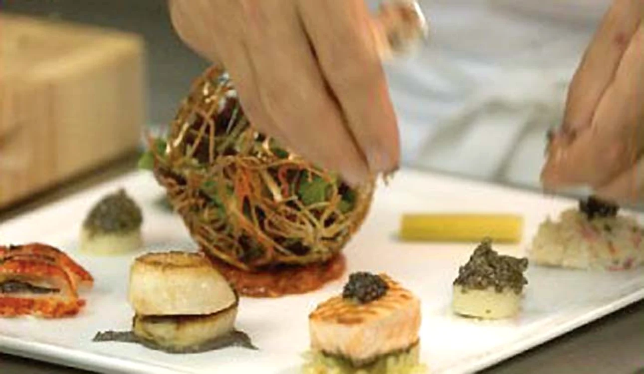 Salată. Conţine caviar, trufe, cartofi cu frunză de aur, homar şi oţet balsamic de 30 de ani 1.000 $ (3.283 lei)