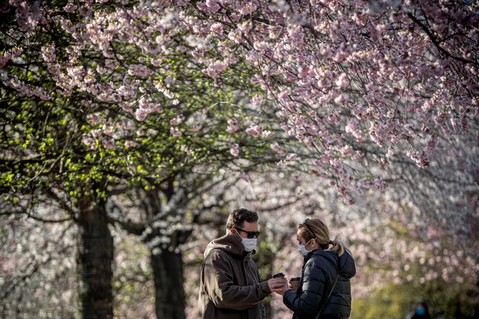 Măștile vor fi necesare și după relaxarea restricțiilor