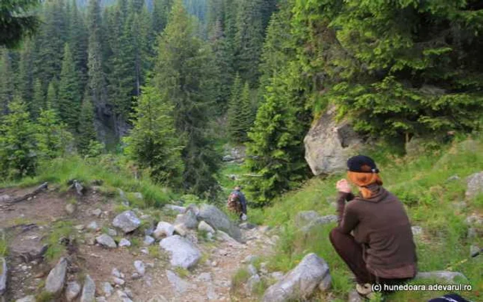 O turistă germană a rămas blocată în apropierea Vârfului Mare. FOTO: Daniel Guţă. ADEVĂRUL.