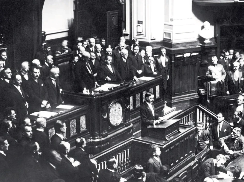 Iuliu Maniu anunţă în Parlament,  la 14 octombrie 1929,  rezultatul votului prin care Constantin Sărăţeanu,  fost consilier la Înalta Curte de Casaţie,  devine membru al Regenţei