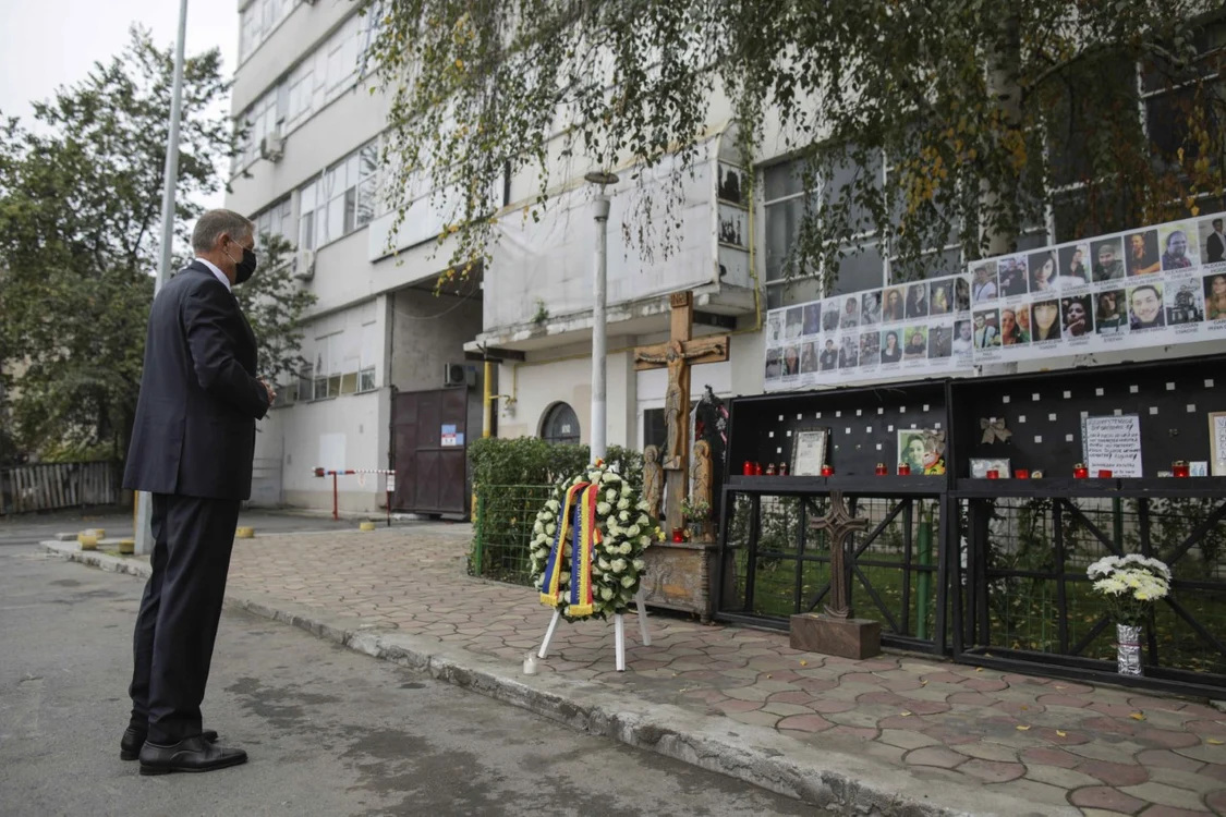 
    Președintele Klaus Iohannis a depus o coroană în memoria celor 64 de morți de la ColectivFoto: Inquam  