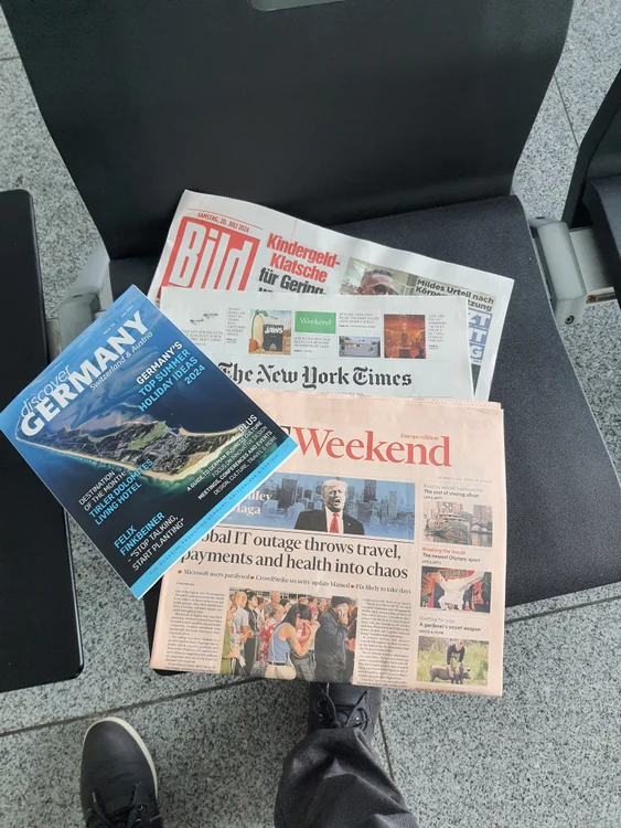 Presa internațională este pusă la dispoziția pasagerilor gratis, în aeroportul Munchen. FOTO: R.F.