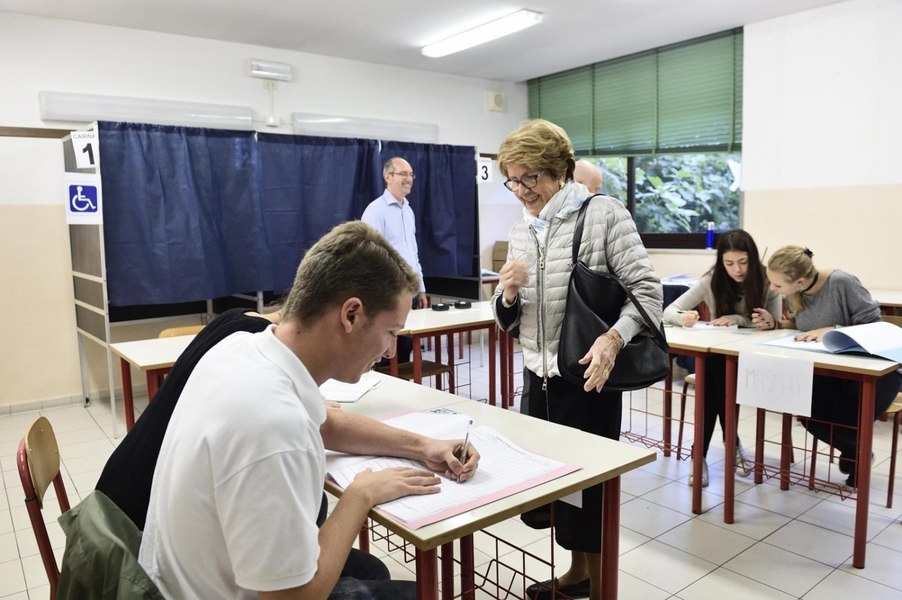 O româncă din Italia a făcut poză în cabina de vot. Ce pedeapsă riscă 