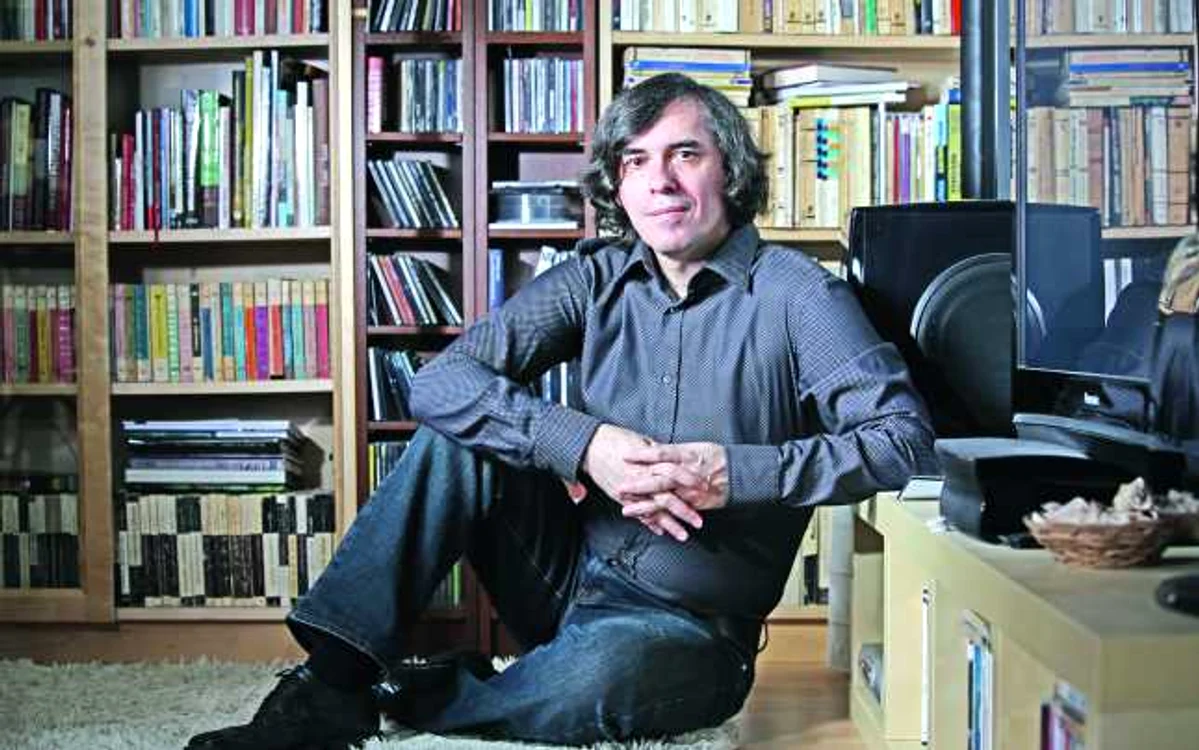 Cel mai de succes titlu al lui Mircea Cărtărescu,
„De ce iubim
femeile“, publicat în 2004, a fost vândut, până acum. în 184.000 de
exemplare                                                                                FOTO: Forbes