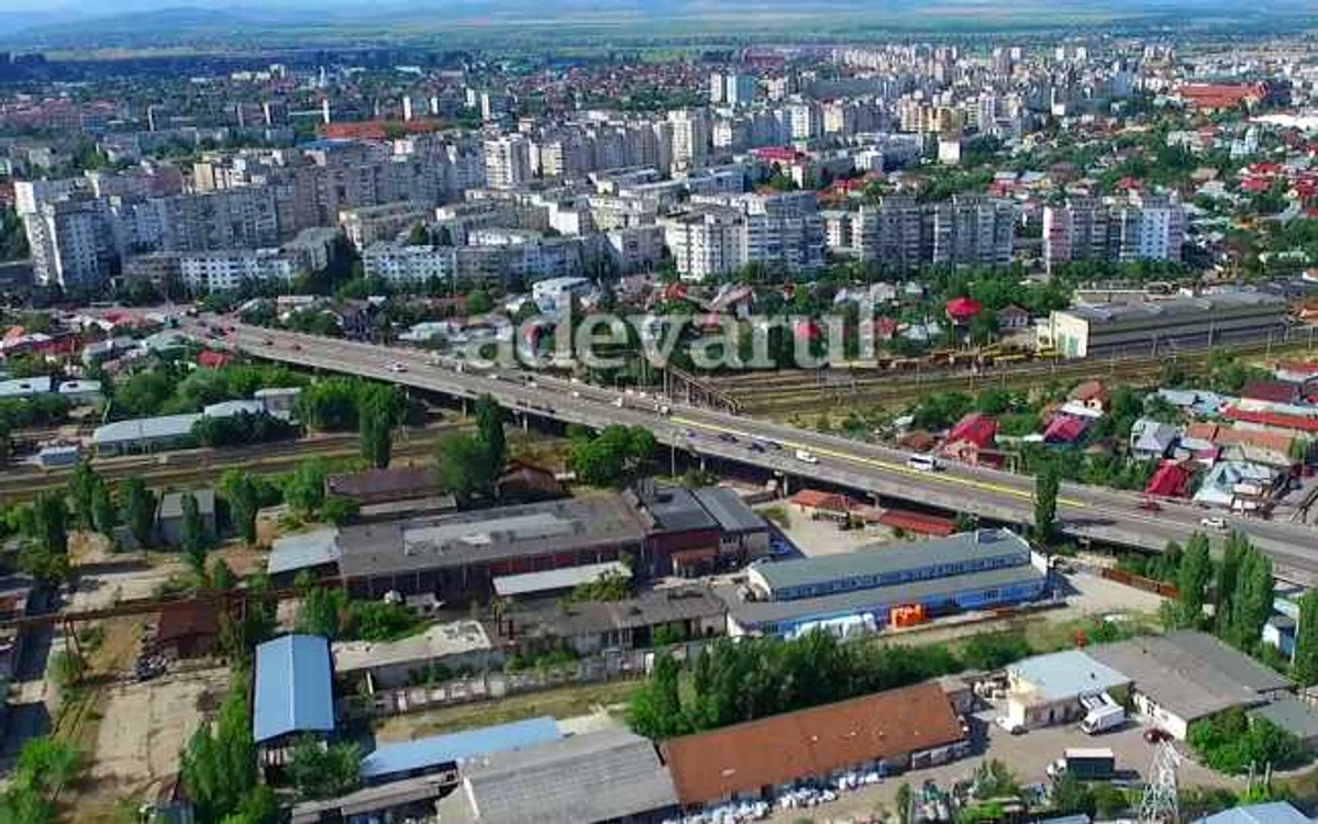 Podul leagă zona industrială de centrul oraşului  Foto Iulian Bunilă