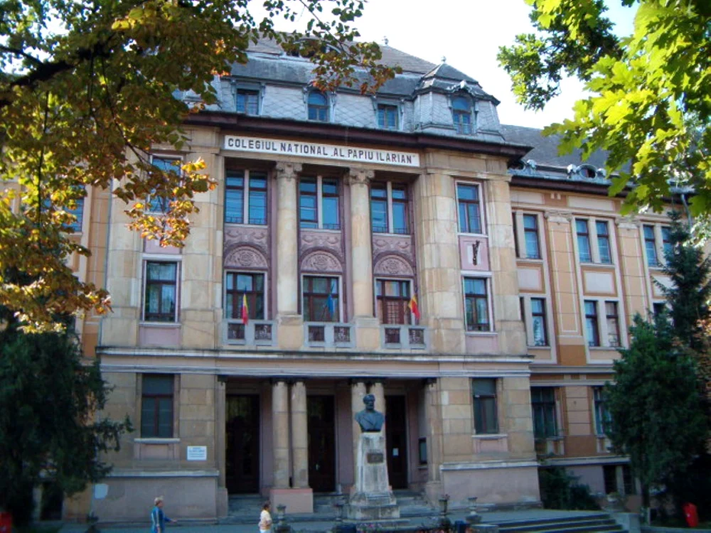 Colegiul Național „Alexandru Papiu Ilarian” a decis exmatricularea elevului violent, foto facebook