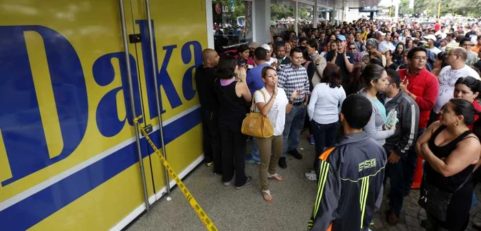 Cozi lungi cu sute de oameni s-au format la intrarea în magazinele Daka. foto: rEUTERS