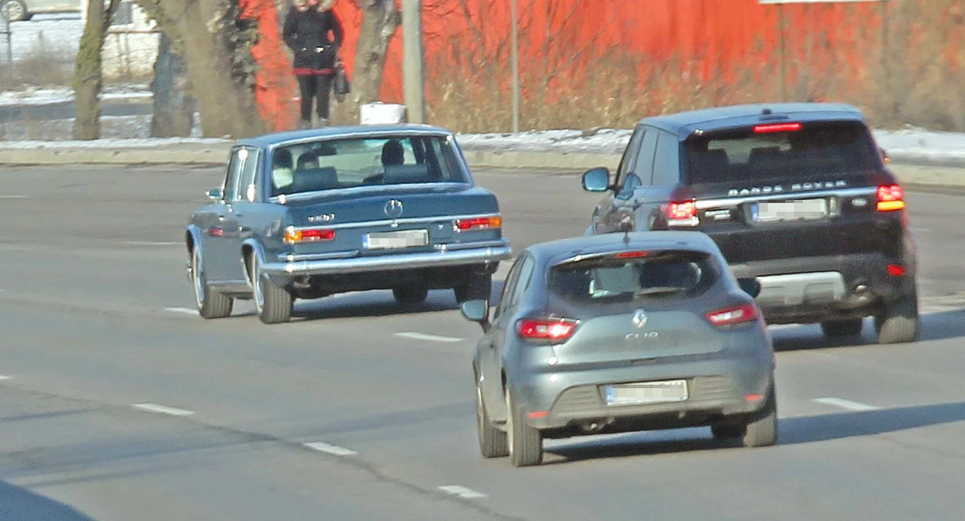 Ţiriac se afla la volanul Mercedes-ului de colecţie, iar bodyguarzii în spatele lui