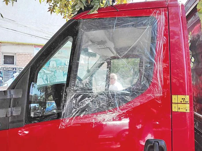 Atacatorii au spart geamul lateral cu o bâtă