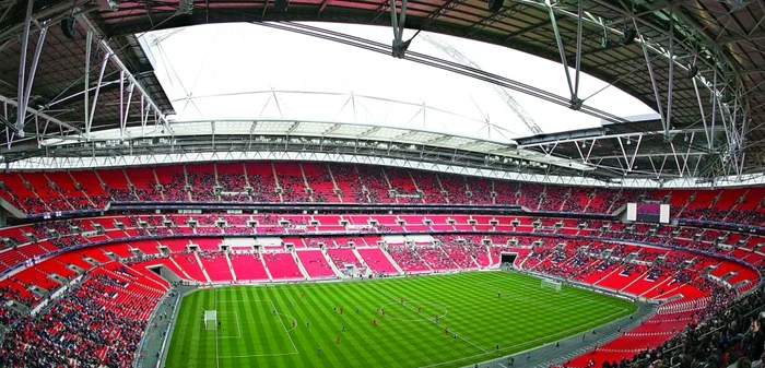 Acoperişul noii arene „Wembley“ a fost proiectat în aşa fel încât zgomotul produs de spectatori să se multiplice. Foto: Guliver / Getty Images