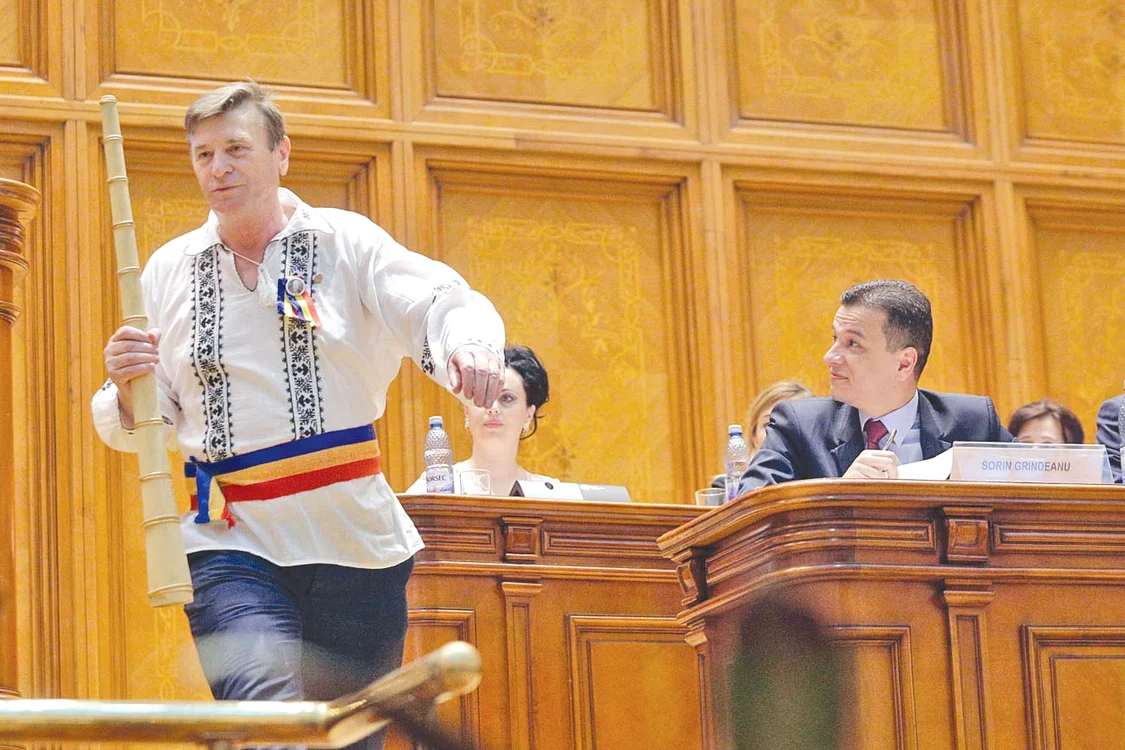 Corneliu Olar, în costum naţional şi cu tulnic