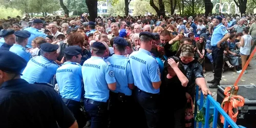 Îmbulzeală la racla cu moaştele Sf. Nifon