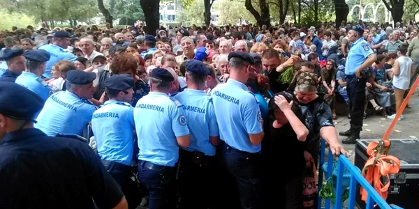 Îmbulzeală la racla cu moaştele Sf. Nifon