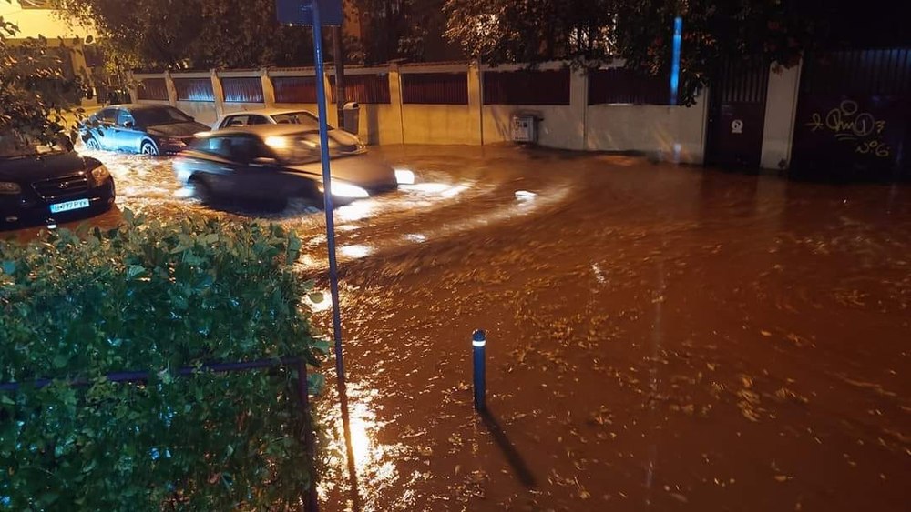 Haos în Bucureşti după furtuna puternică: străzi şi case inundate, copaci căzuţi sau smulși, zboruri întoarse din drum VIDEO
