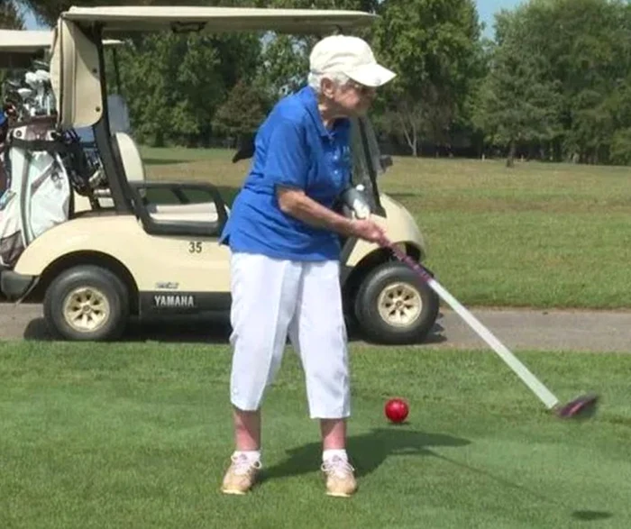 Măicuța René Parman susține că golful o menține sănătoasă (Foto: Captură video)