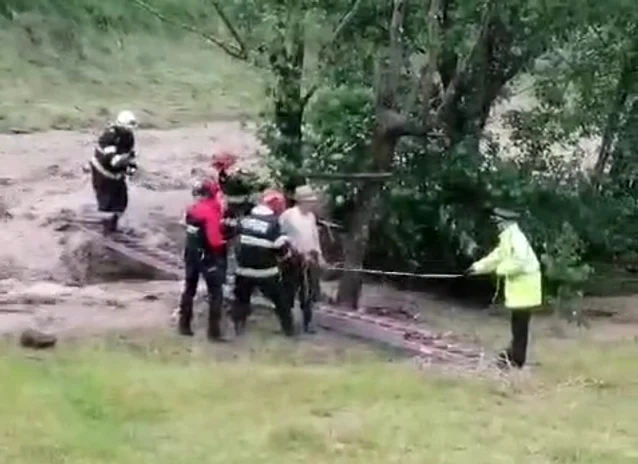 Bătrân salvat din viitura de la Panaci SURSA captură video