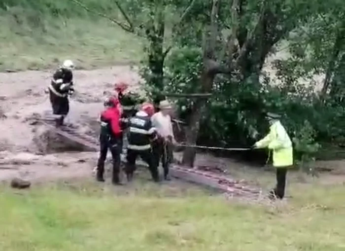 Bătrân salvat din viitura de la Panaci SURSA captură video