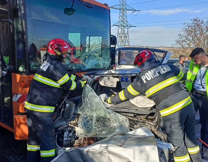 Șoferul autoturismului a rămas încarcerat FOTO ISU Alba