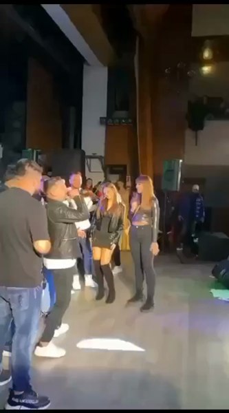 Manele cu conotații sexuale, la balurile de boboci din Craiova. "Au ajuns să le arate pe scenă și cum se face" VIDEO