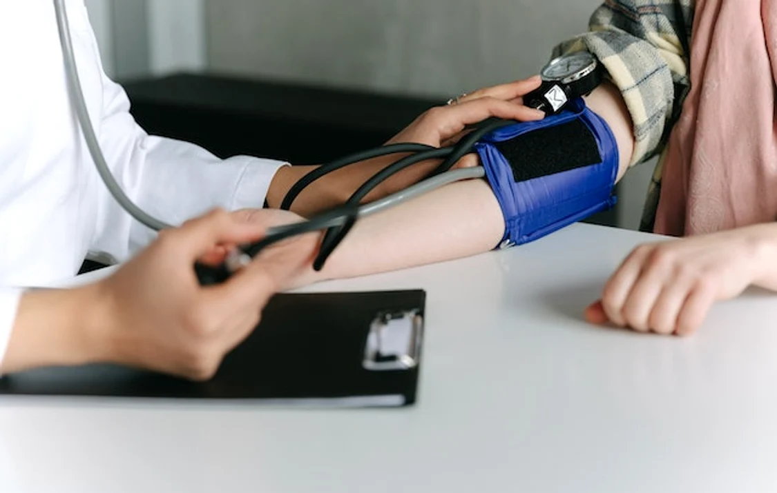 Măsurarea tensiunii arteriale  FOTO pexels.com