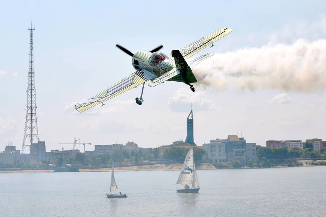 Demonstrațiile aviatice și nautice de pe Lacul Morii vor ține cu sufletul la gură spectatorii de la AeroNautic Showfoto: AeroNautic Show facebook