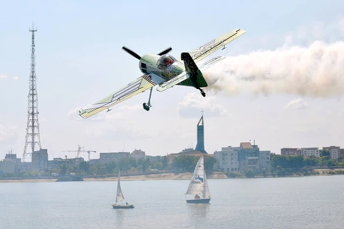 
    Demonstrațiile aviatice și nautice de pe Lacul Morii vor ține cu sufletul la gură spectatorii de la AeroNautic Showfoto: AeroNautic Show facebook  