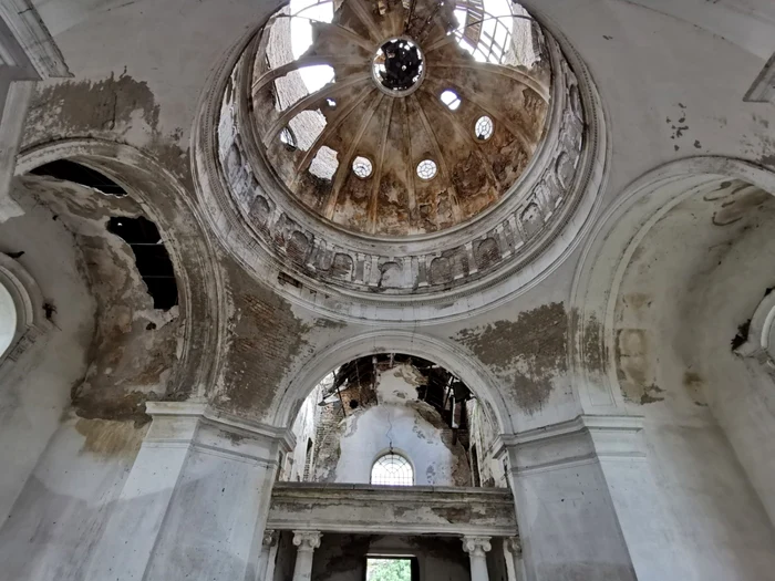 Mausoleul de la Bobda (Timiş) - copie după Esztergom Ungaria - a ajuns ruină tristă Foto Ştefan Both