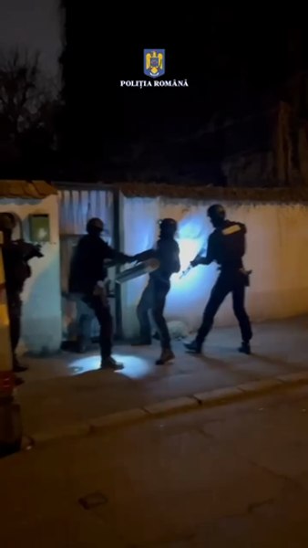 Arme de foc letale, găsite la membrii galeriei Rapidului. Daniel Niculae are calitatea de suspect VIDEO