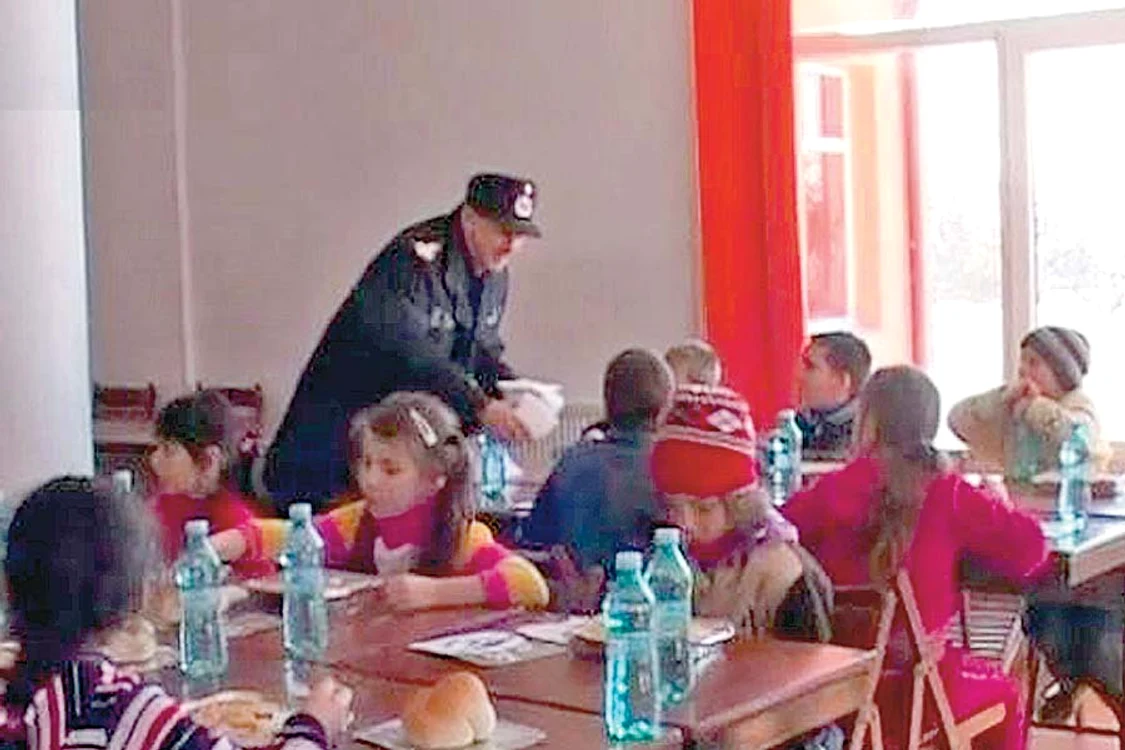 Micuţii au dormit la căminul cultural,  în paturi improvizate