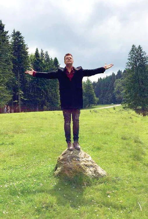 
    Mihai a lansat ieri  piesa “Zombie love”  