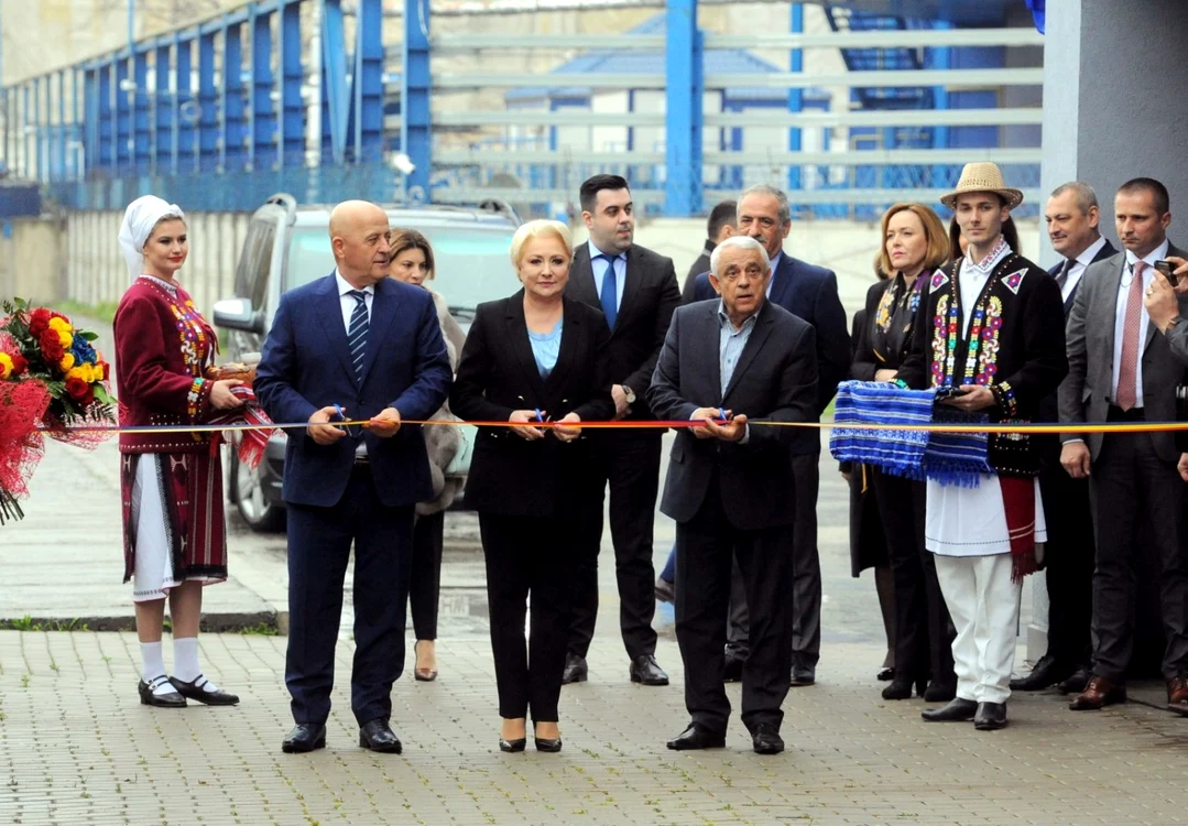 Petre Daea și Viorica Dăncilă tăind panglica la inaugurarea Casei de Comerț Unirea