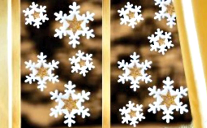 18 fulgi adezivi cu sclipici, se pot lipi pe geam şi sunt refolosibili, pe decorix.ro