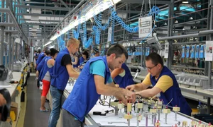 muncitori care monteaza piese auto jpeg